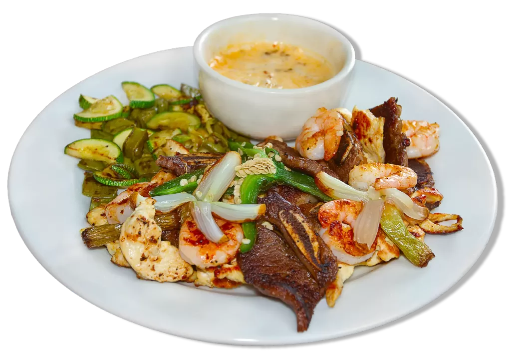Imagen de la deliciosa "Cancun" de Tlaloc El Mexicano, presentando costillas de res, pollo a la parrilla o camarones, calabacín, nopal y un dip de chorizo.